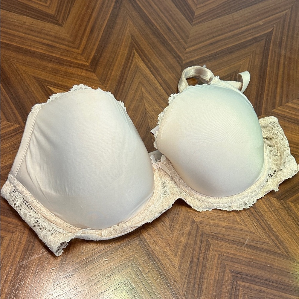 Victoria's Secret Cream Padded Lace Underwire Bra